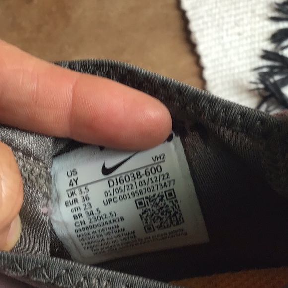 Girls NIKE slip on shoes - Picture 5 of 5